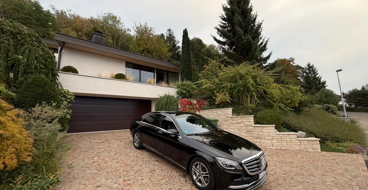 Mercedes-Benz S-Klasse von Best Taxi Service vor einem Wohnhaus