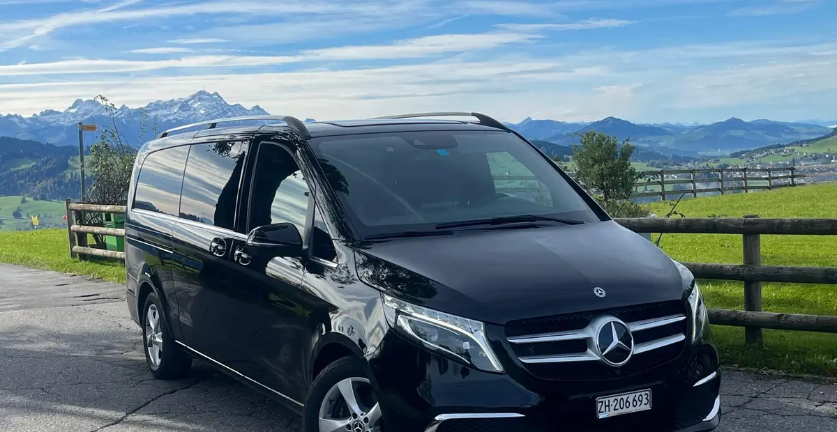 Mercedes-Benz V-Klasse von Best Taxi Service vor Alpenpanorama