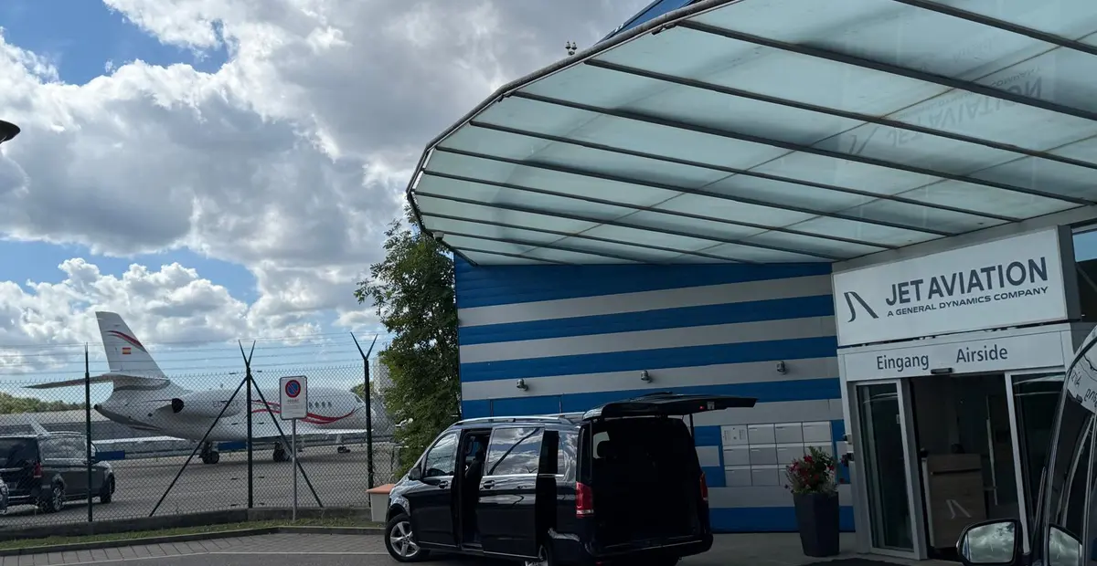 Best Taxi Service Mercedes-Benz V-Class at the private aviation terminal